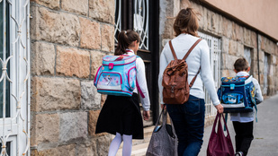 Rettenet pénz a gyerekek beiskoláztatása, de egy trükkel sokat lehet spórolni