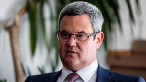 Takács Péter: Pont a csapatókirály, Magyar Péter kérdez fel, aki aurát farmol és szalmabálán fetreng egész nyáron?