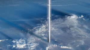 A fiókban pihen az emberiség őrült terve, az űrből fejjel lefelé lógó felhőkarcoló