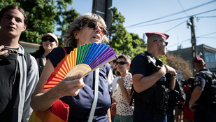 Perceken belül megkezdődik Karácsony Gergely kihallgatása, a tüntetők miatt lezárták a Budakeszi utat