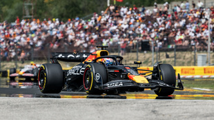 Verstappen a vert mezőnyben, meglepetésember az élbolyban a Magyar Nagydíj nyitányán