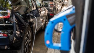Egyre nyitottabbak a magyarok az elektromos autókra, de sokan még kivárnak