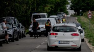 Létrákkal vették körül a hatvanpusztai birtokot, távcsövekkel kémlelik, mi van odabent