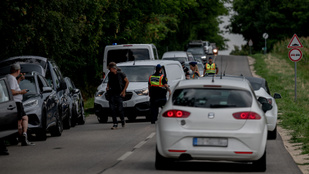 Létrákkal vették körül a hatvanpusztai birtokot, távcsövekkel kémlelik, mi van odabent