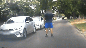 Fémkalapáccsal hadonászott, majd a pólóját is letépte egy dühöngő férfi Csepelen