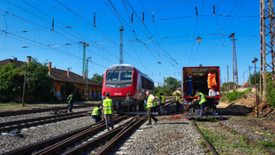 Elkezdte a MÁV a kisiklott vonat utáni helyreállítási munkálatokat Rákosrendezőnél