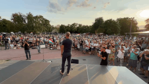 Sörösdobozzal próbálták megdobni Magyar Pétert Gyulán