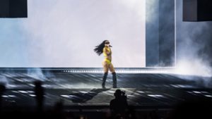 Charli XCX egy szál bikiniben érkezett, és megrengette a Szigetet