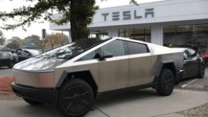 Tesla Cybertruck a tűzvonalban: az amerikai légierő precíziós fegyverekkel teszteli a „golyóálló” járművet