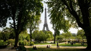 Hárman felmásztak, egy pedig le is ugrott az Eiffel-toronyról