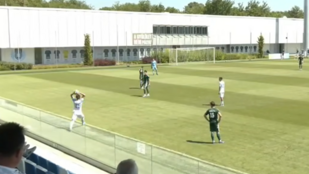 Bedobásból szerzett véletlenül gólt az MTK játékosa, pedig csak sportszerű akart lenni – Videó