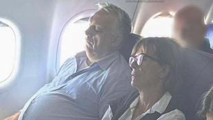Ismét lefotózták egy fapados járaton Orbán Viktort és a feleségét