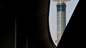 Politikai üzenet miatt felfüggesztettek egy légi irányítót Párizsban