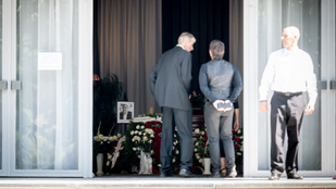 Százak kísérik utolsó útjára Schmuck Andort