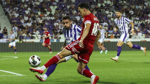 Kedélyesen borozgató Dárdai Pál az újpesti lelátón, újabb hazai vereség a pályán