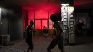 Felgyújtották a tüntetők a Szerb Haladó Párt székházát Macskókőn