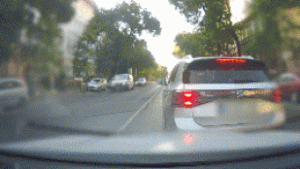 Leszorított, büntetőfékezett, majd fenyegetőzni kezdett egy sofőr Budapesten