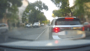 Leszorított, büntetőfékezett, majd fenyegetőzni kezdett egy sofőr Budapesten