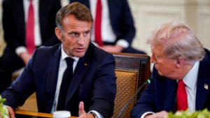 Bekapcsolva maradt mikrofon rögzítette, ahogy Trump Putyin tervéről sugdolózott Macronnal