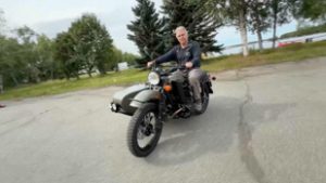 Vadonatúj Ural-motorral lepett meg Vlagyimir Putyin egy alaszkai férfit
