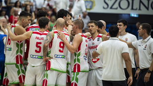 Több mint 10 órát vesztegelt a válogatott a reptéren, majd kikapott Észak-Macedóniában