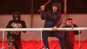 Felgyújtott székek és nézők közé dobott hanggránát miatt szakították félbe a futballmeccset – videó!