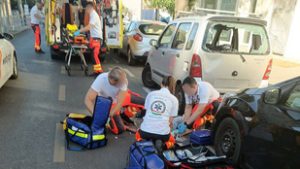 Autónak csapódott egy rolleres Budapesten, a mentősök mentették meg az életét