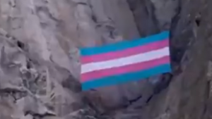 Kirúgták a biológust, aki transznemű zászlóval pózolt a nemzeti parkban