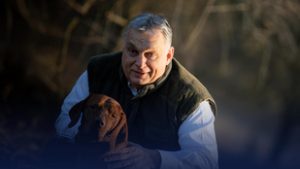 Orbán Viktor vizslája, félmeztelen lovaglás, kutyás pszichoterror és egyéb diplomáciai finomságok