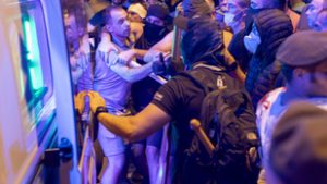 Békét kötne a kormányellenes tüntetőkkel Vucsics, nyilvános vitára hívta őket