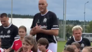 Megdöntötte a világrekordot a toronyház méretű futballista
