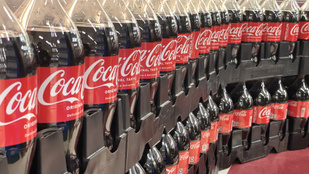 Megszabadulhat egyik népszerű üzletláncától a Coca-Cola