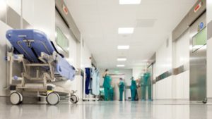 Épp a szemünk láttára írják át a magyar egészségügyet
