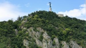Tűzoltók mentettek meg egy bajba jutott férfit a Gellért-hegyen