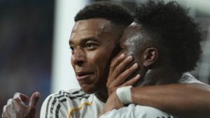 Soha nem látott jelenet a Real Madrid meccsén: egyik sztár befogta a másik száját