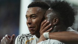 Soha nem látott jelenet a Real Madrid meccsén: egyik sztár befogta a másik száját
