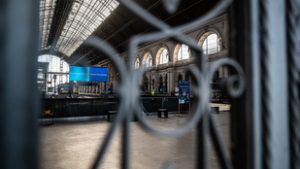 Bezárt a Keleti: beletörődtünk a sorsunkba, a kalauz öltözői padon alszik, csak néhányan „anyáztak”
