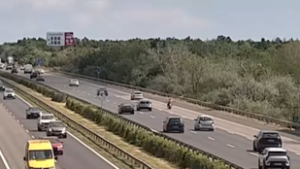 Hajmeresztő jelenetet rögzített az M7-es autópálya kamerája, kis híján elsodortak egy motorost