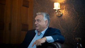 A Fidesz stílust vált – de azért Menczer (még) marad