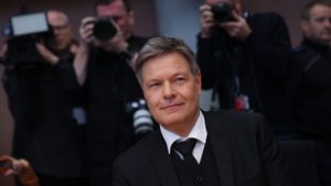 Hiába követelték a maradását, visszavonul a politikától a népszerű politikus