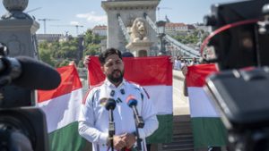 Magyar zászlókkal tiltakozott a Lánchíd ukrán színekkel történő kivilágítása ellen a fővárosi Fidesz