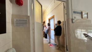 Nem működik a mosdó a székesfehérvári kórház bőrgyógyászatán, nyilvános WC-hez irányítják a betegeket