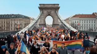 Kapitulált az Erste, kivágják a budapesti Pride-ról szóló részt a reklámfilmjükből
