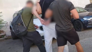 Letartóztattak egy ukrán férfit Budapest utcáin, videón az elfogás pillanata