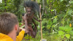 Kannibál törzset környékezett meg egy influenszer a nézettségért, de valami nagyon nem stimmel