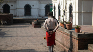 Mostantól nem kötelező ruhát viselniük a hinduizmus szent embereinek egy katmandui templomban