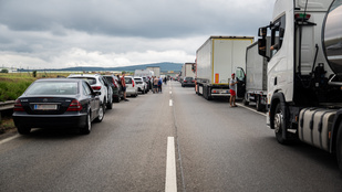 Elesett az M5-ös autópálya, több mint 10 kilométeres a torlódás