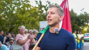 Magyar Péter bejelentette, a luxusautóktól a külföldi vagyontárgyakig mindent megadóztatnának