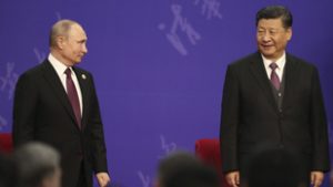 Donald Trump ennek nem örül, Putyin a béketárgyalás helyett Amerika riválisához megy