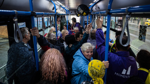 Az eső sem állította meg a tüntetőket, busszal mentek a Szuverenitásvédelmi Hivatal elé